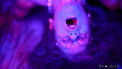 ህጻን በካሜራ ላይ ማስተርቤሽን ስታደርግ እራሷን ወደ ኦርጋዜም ታመጣለች።